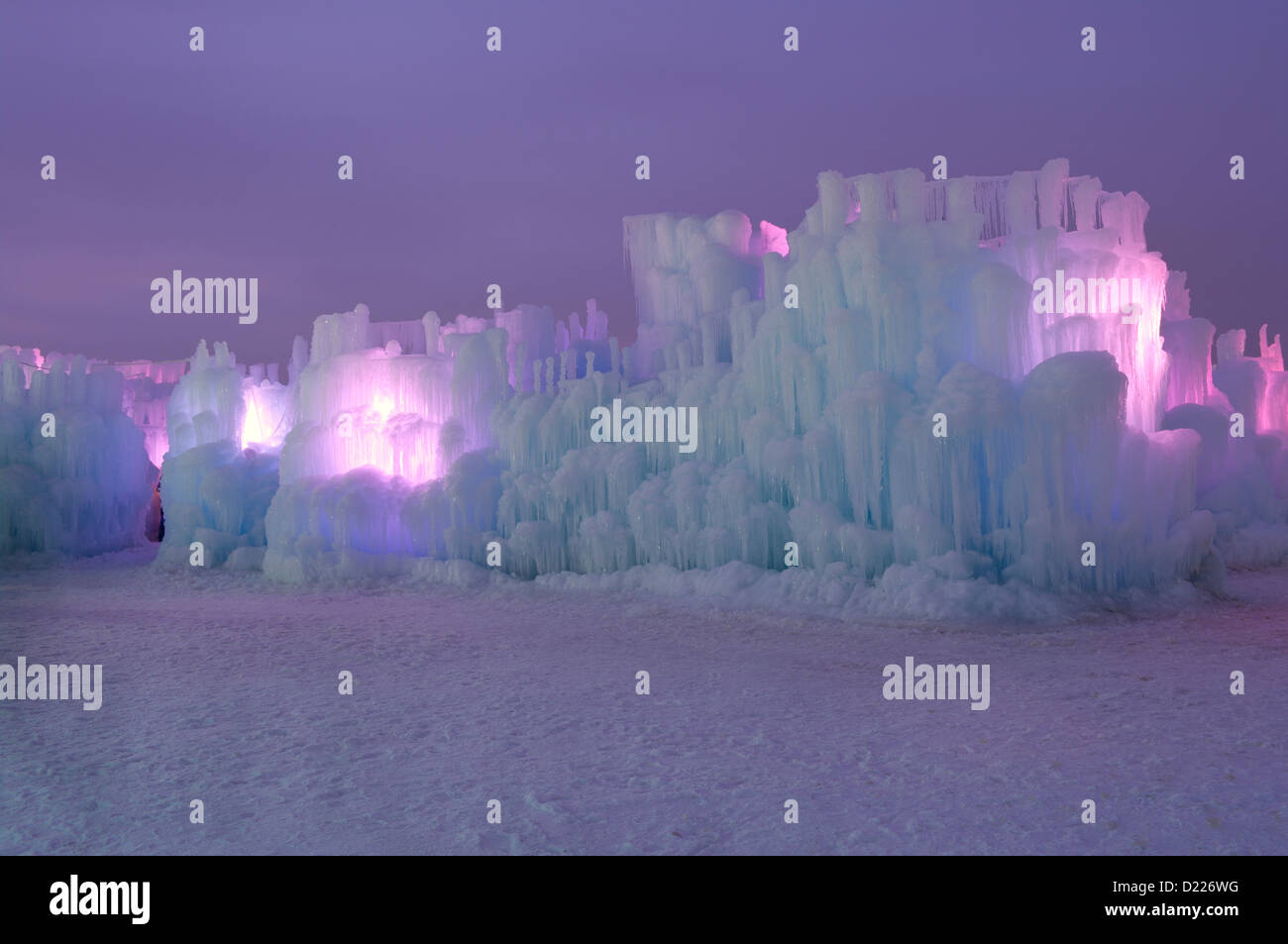 La structure de la glace éclairé avec des lumières derrière des murs de glace rose et couches de glaçons Banque D'Images