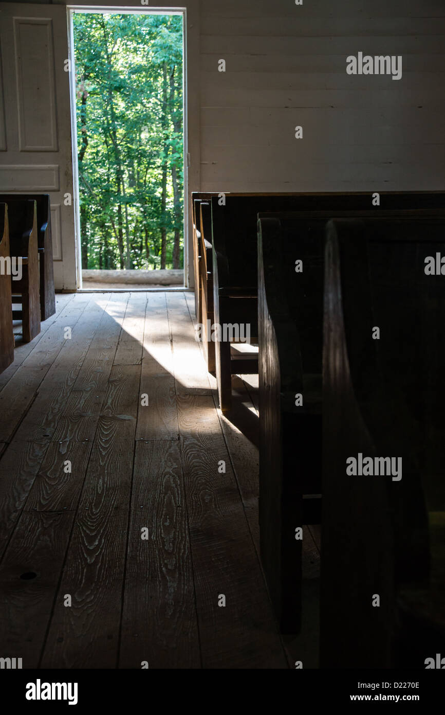 Une porte est ouverte à l'arrière d'une église historique situé dans la région de la Cades Cove le Great Smoky Mountain National Park Banque D'Images