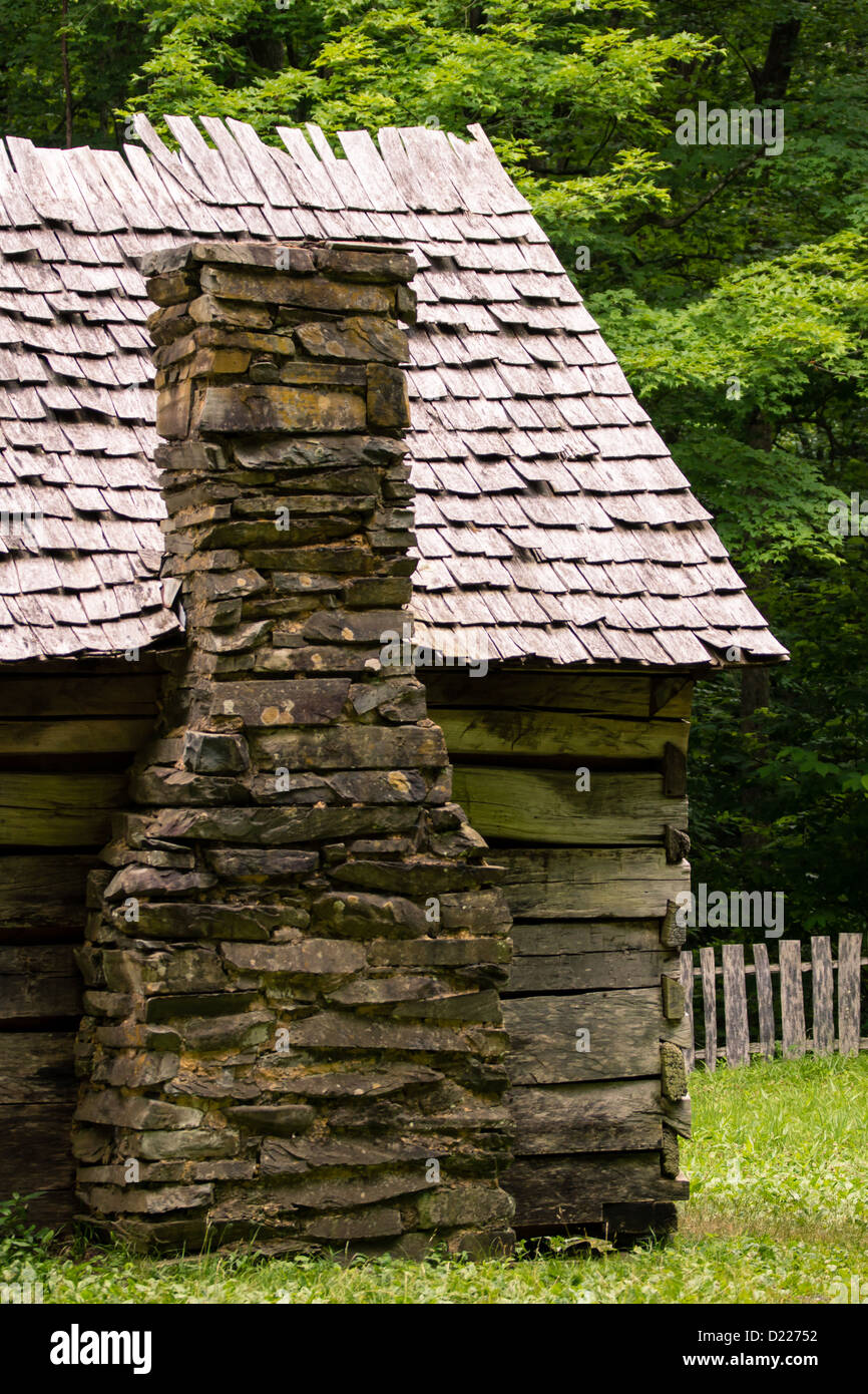 Détails de la cheminée en pierre et le toit sur l'une des nombreuses cabines historique dans les Smoky Mountain National Park. Banque D'Images