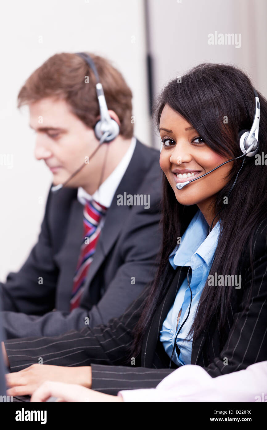 Smiling callcenter agent avec support casque Banque D'Images