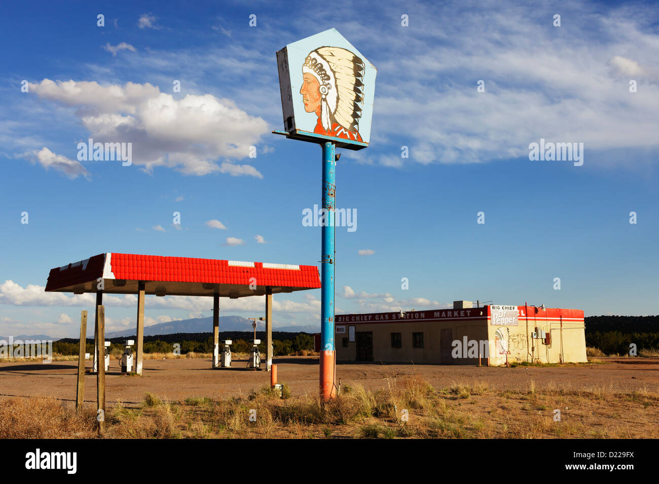 Grand chef station essence, les régions rurales du Nouveau-Mexique, aux États-Unis. Hors Service. Banque D'Images