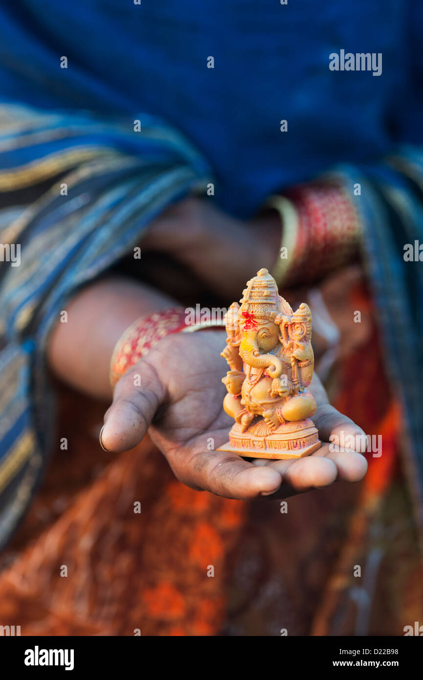 L'éléphant dieu hindou. Les filles indiennes hand holding Seigneur Ganesha statue Banque D'Images