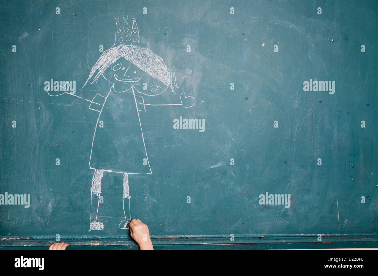 Dessin enfant image of princesse avec couronne sur une ardoise à l'aide d'un morceau de craie Banque D'Images