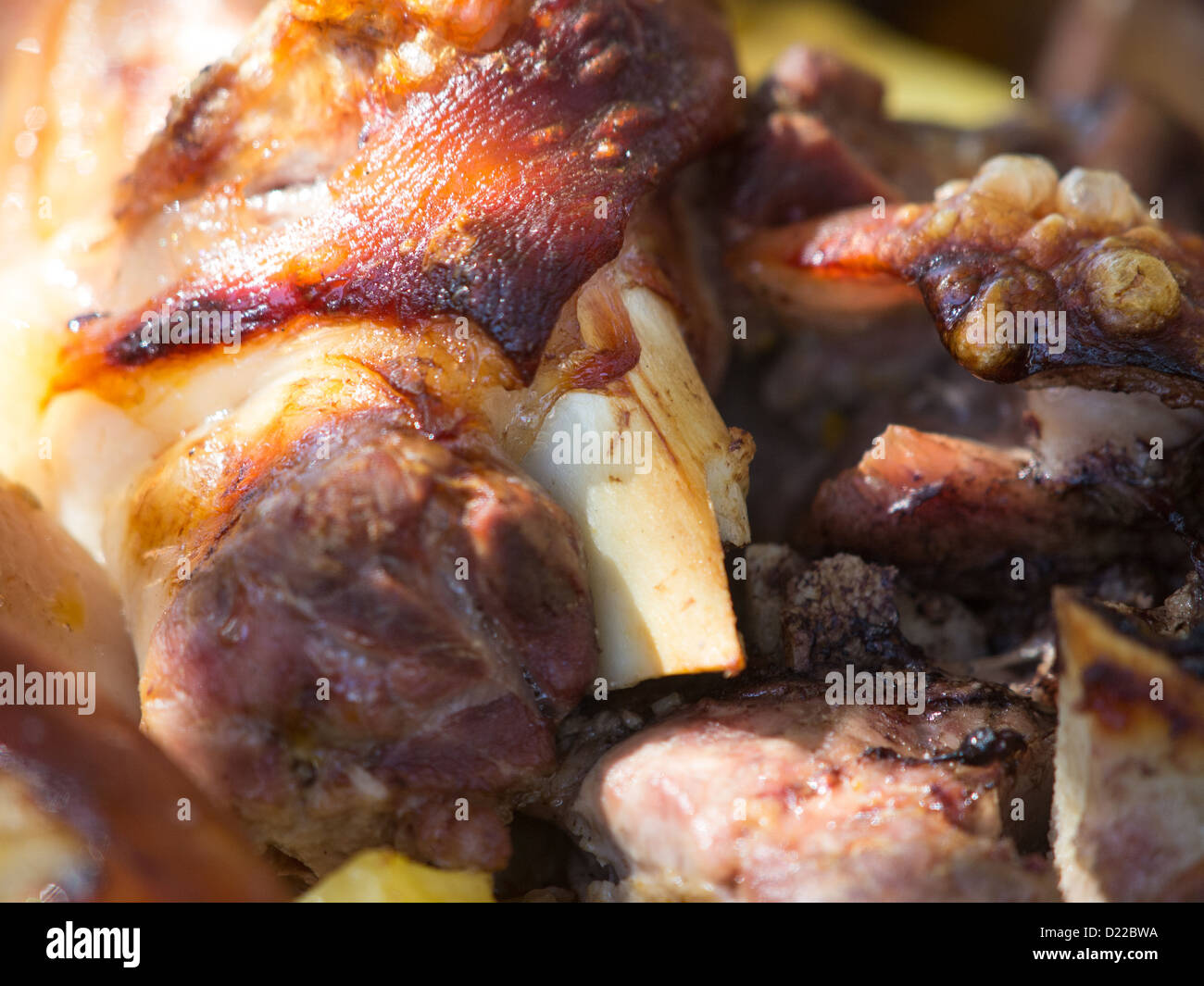 Porc sur le BBQ avec des pommes de terre et légumes Banque D'Images