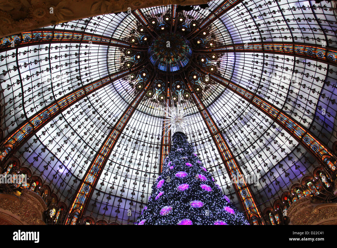 L'arbre de Noël dans des Galeries Lafayette, des pavillons avec parfum, le 08 novembre 2012, Paris, France. Banque D'Images