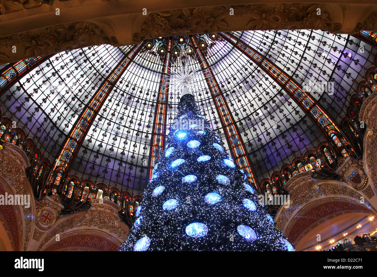 L'arbre de Noël dans des Galeries Lafayette, des pavillons avec parfum, le 08 novembre 2012, Paris, France. Banque D'Images