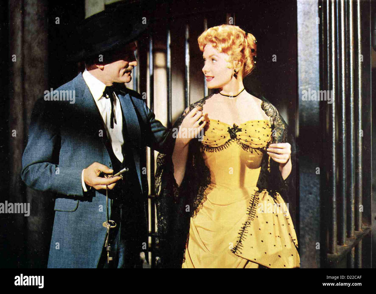 Zwei Rechnen Ab Gunfight At O.K. Corral Kirk Douglas, Rhonda Fleming Doc Holliday (Kirk Douglas) holt die bildhübsche Banque D'Images