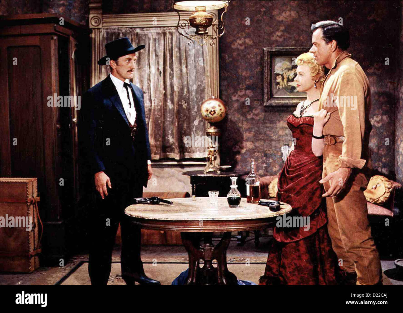 Zwei Rechnen Ab Gunfight At O.K. Corral Kirk Douglas, Jo Van Fleet, John Ireland Als Doc Holliday (Kirk Douglas,l) erfährt, Banque D'Images