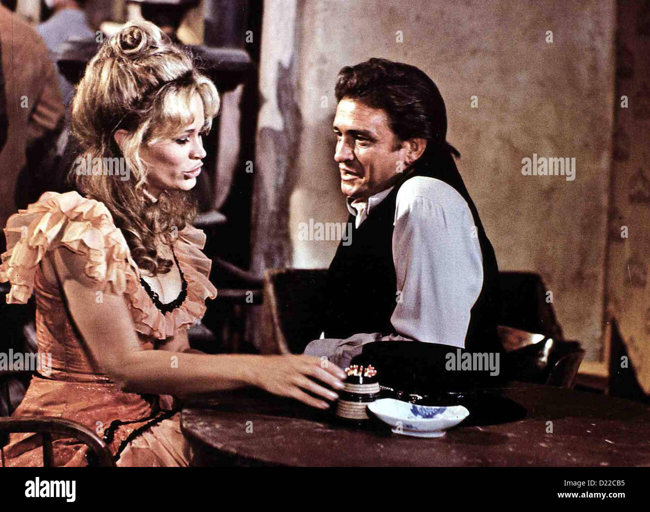 Rivalen des Todes Gunfight, Karen Black, Kirk Douglas Jenny (Karen Black) rechnet Abe (Johnny Cash) seine Gewinnchancen aus. Banque D'Images