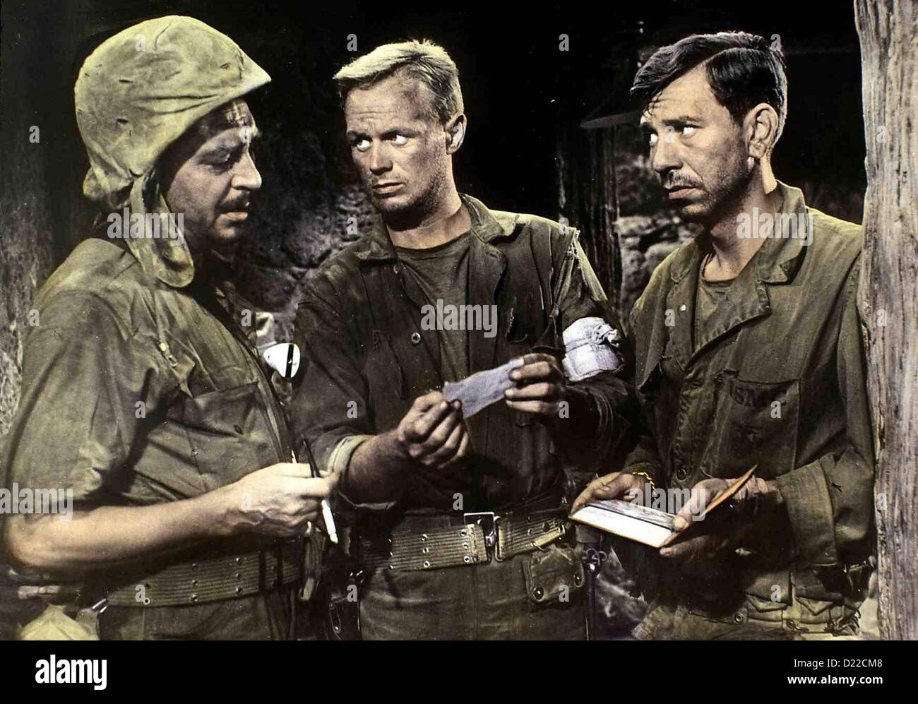 Die Hoelle Von Salles Okinawa Reginald Gardiner Montezuma, Richard Widmark, Jack Webb Le Lieutenant Anderson (Richard Widmark) ist mit Banque D'Images