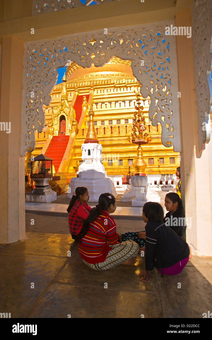 Quatre filles chat en face de la pagode Shwedagon à Myannmar. Banque D'Images