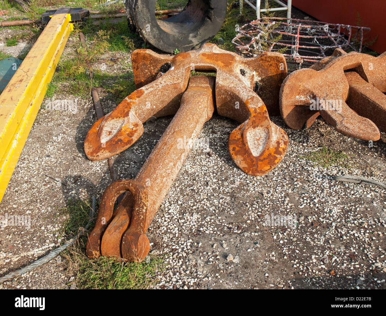 Old rusty anchor dans le chantier naval Banque D'Images