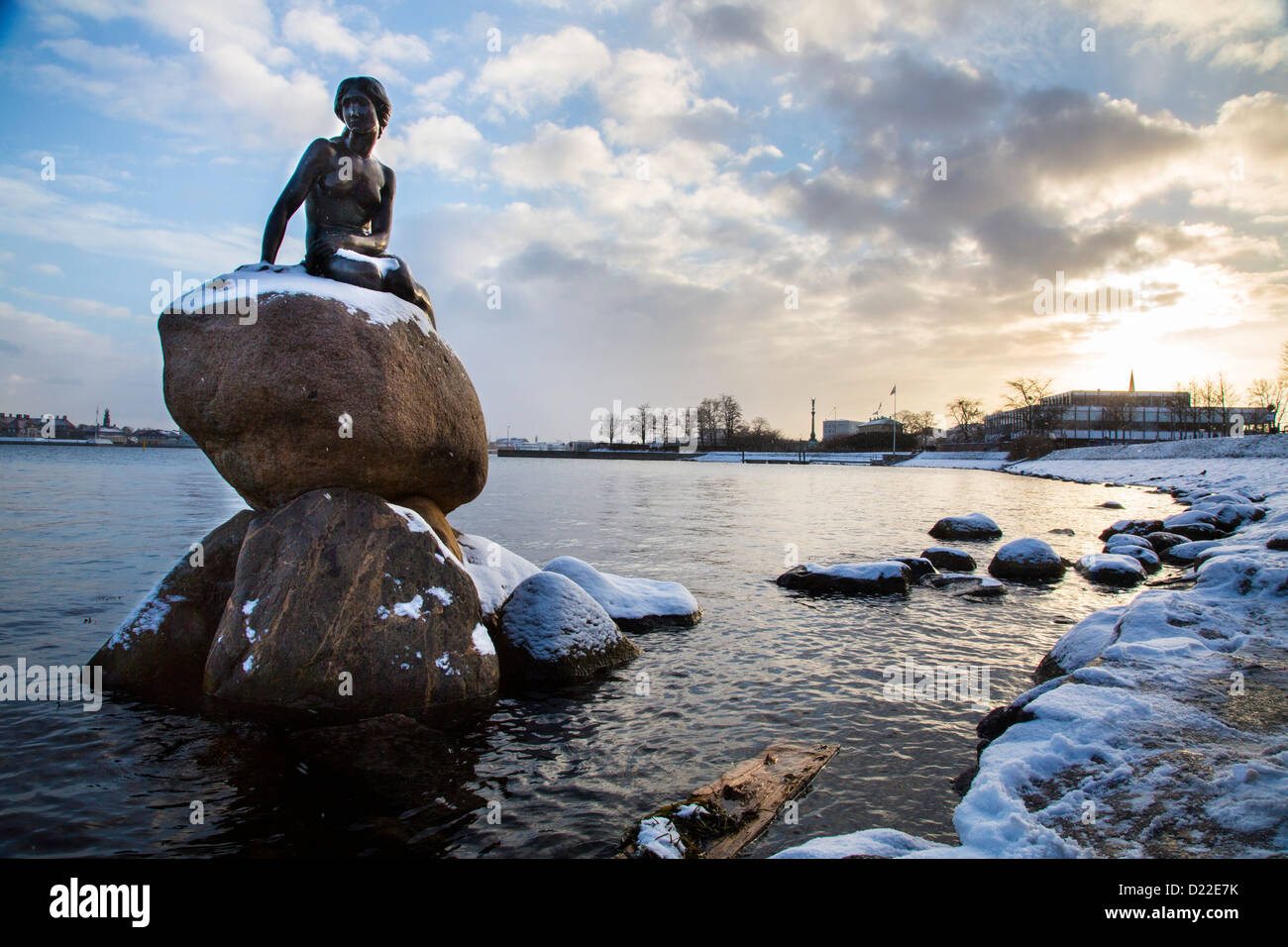 L'hiver à Copenhague. La sculpture de la petite sirène dans la zone portuaire, couverte de neige. Copenhague, Danemark, Europe Banque D'Images