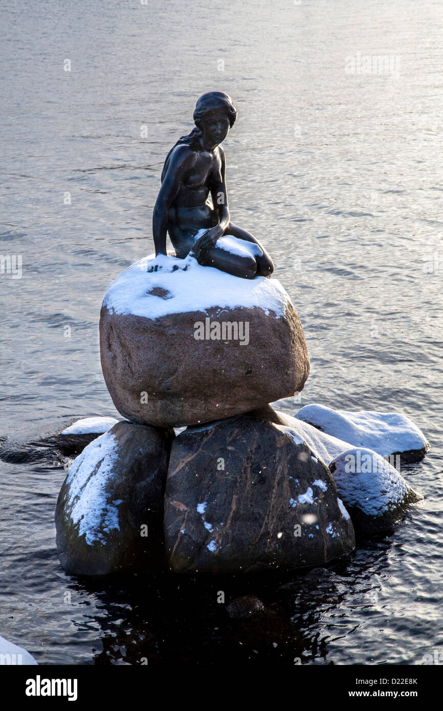 L'hiver à Copenhague. La sculpture de la petite sirène dans la zone portuaire, couverte de neige. Copenhague, Danemark, Europe Banque D'Images