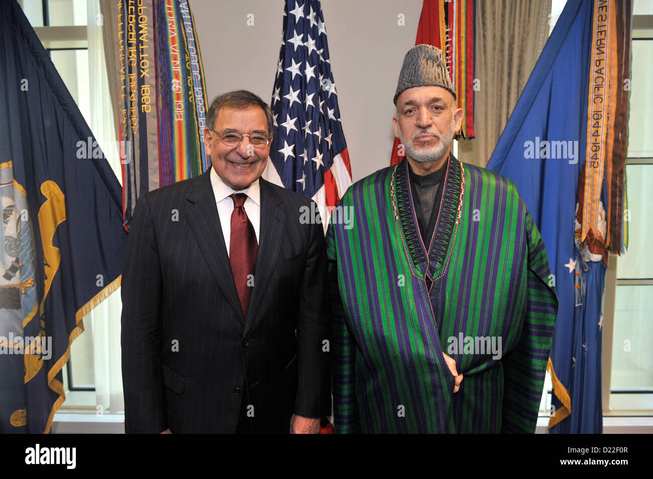Le secrétaire à la Défense Leon Panetta, le Président afghan Hamid Karzaï avant le début d'une réunion au Pentagone le 10 janvier 2013 à Arlington, VA. Banque D'Images