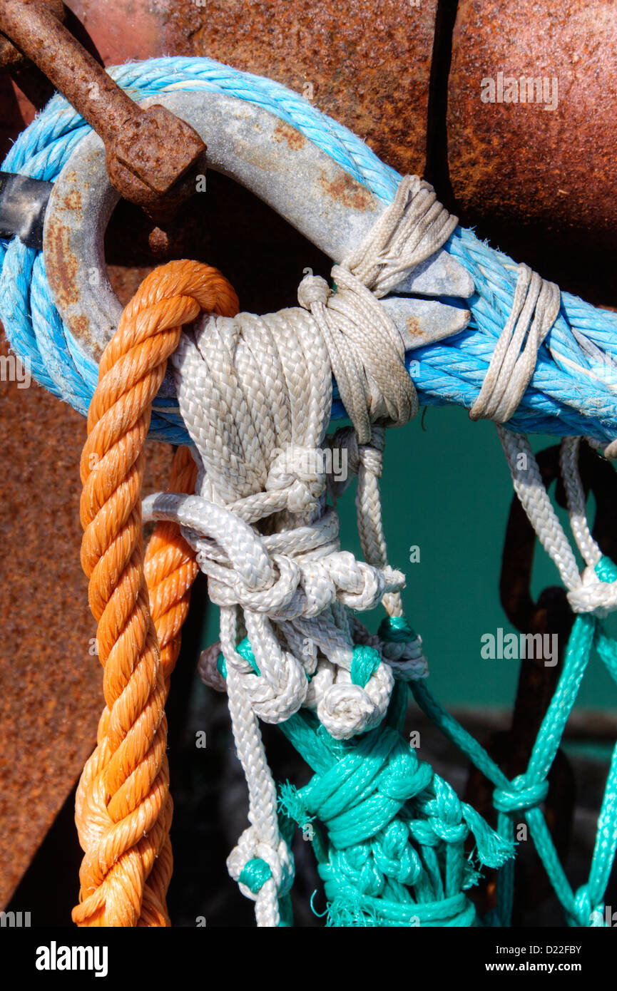 Cordes solides à partir d'un bateau de pêche à égalité avec noeuds au vieux port de Portsmouth, Hampshire, England, UK Banque D'Images