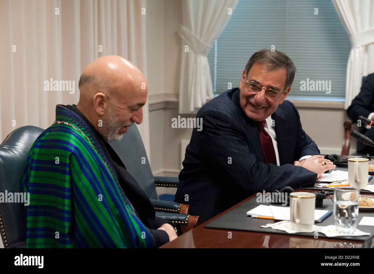Le président afghan Hamid Karzaï avec le secrétaire à la Défense Leon Panetta lors d'un déjeuner de travail au Pentagone le 10 janvier 2013 à Arlington, VA. Banque D'Images