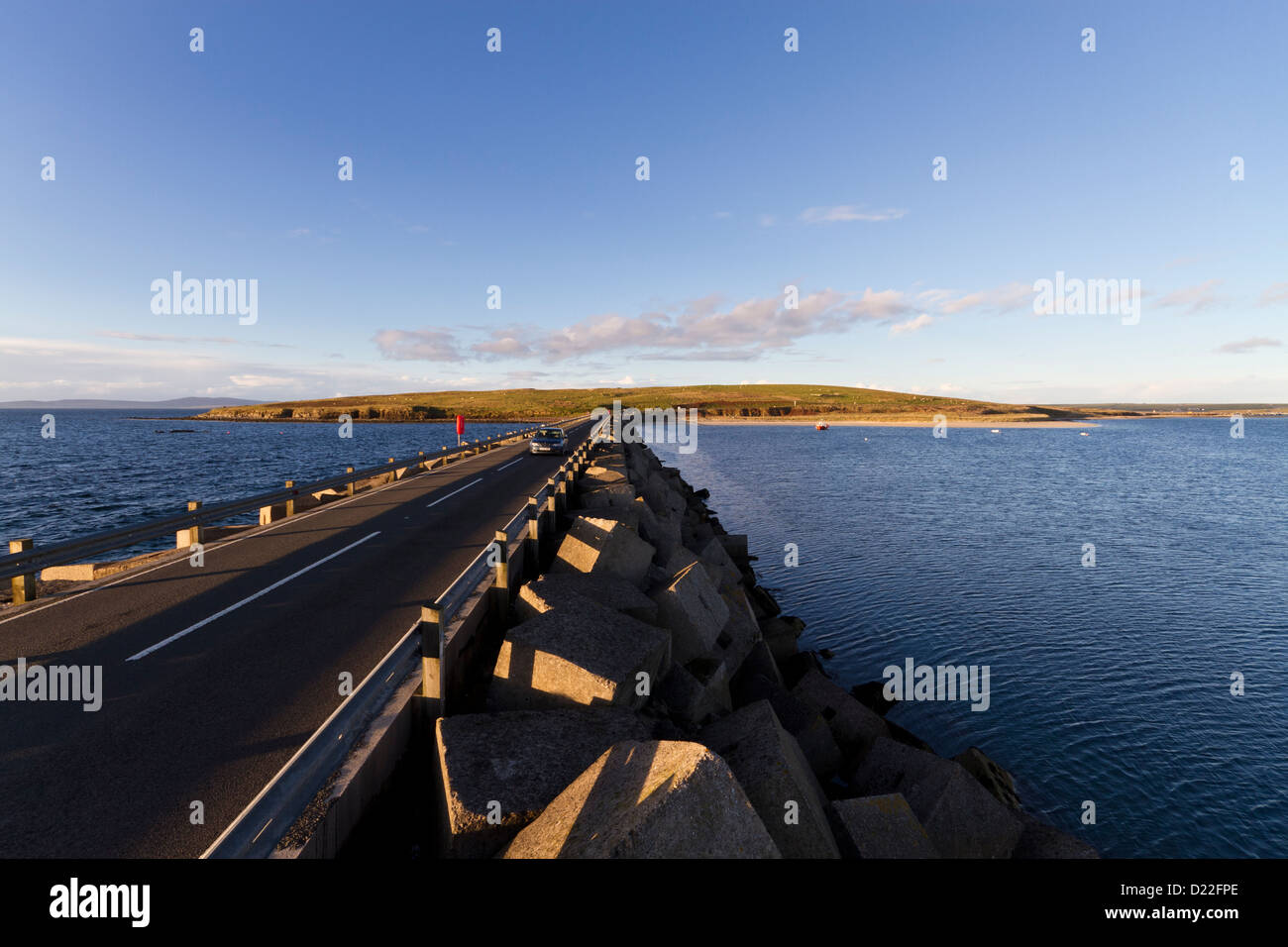Voiture sur Barrière Churchill numéro 3, îles Orkney Banque D'Images
