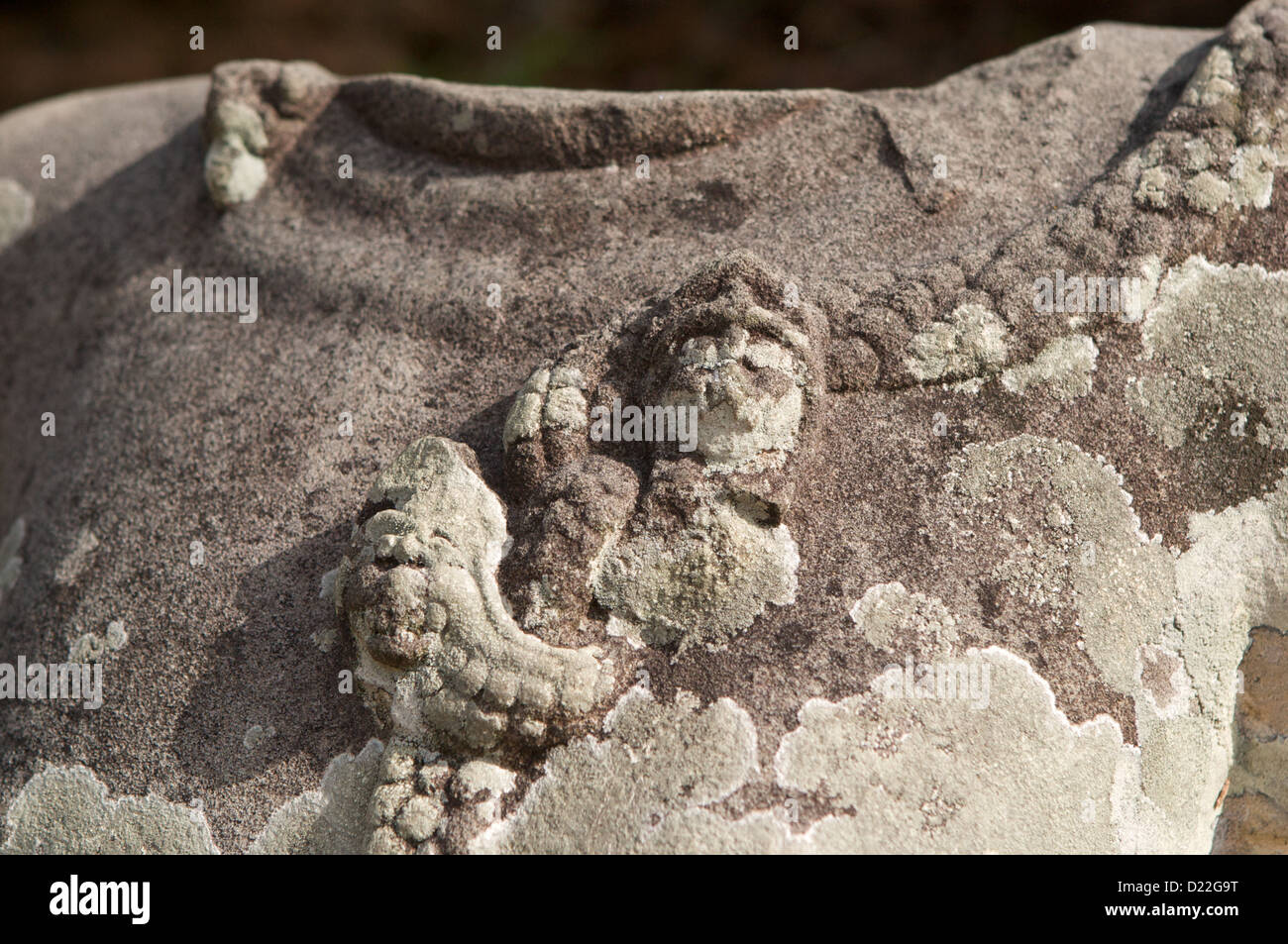 Une statue sans tête se trouve dans les ruines Cham de My Son Vietnam Banque D'Images