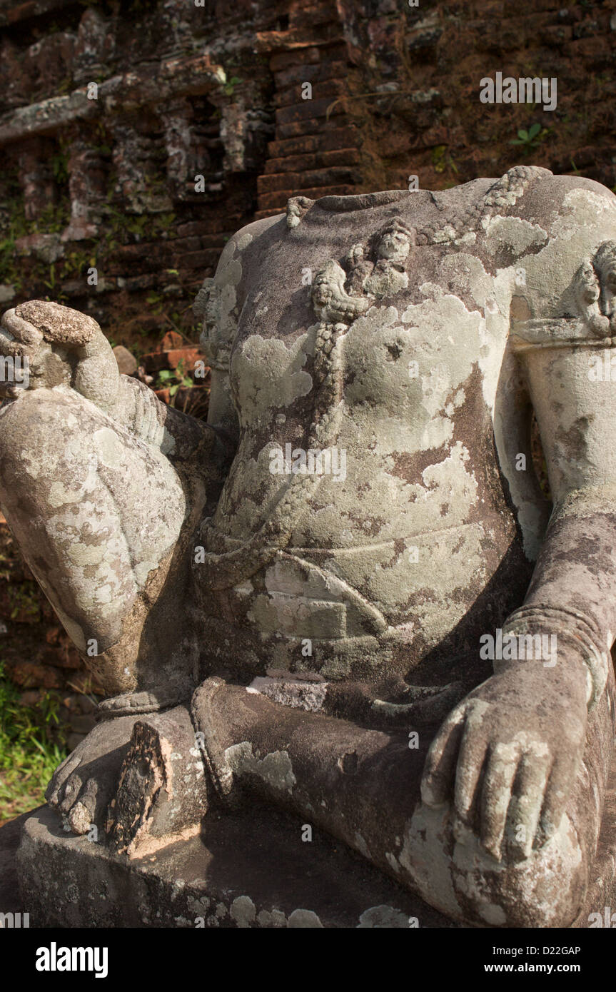 Une statue sans tête se trouve dans les ruines Cham de My Son Vietnam Banque D'Images