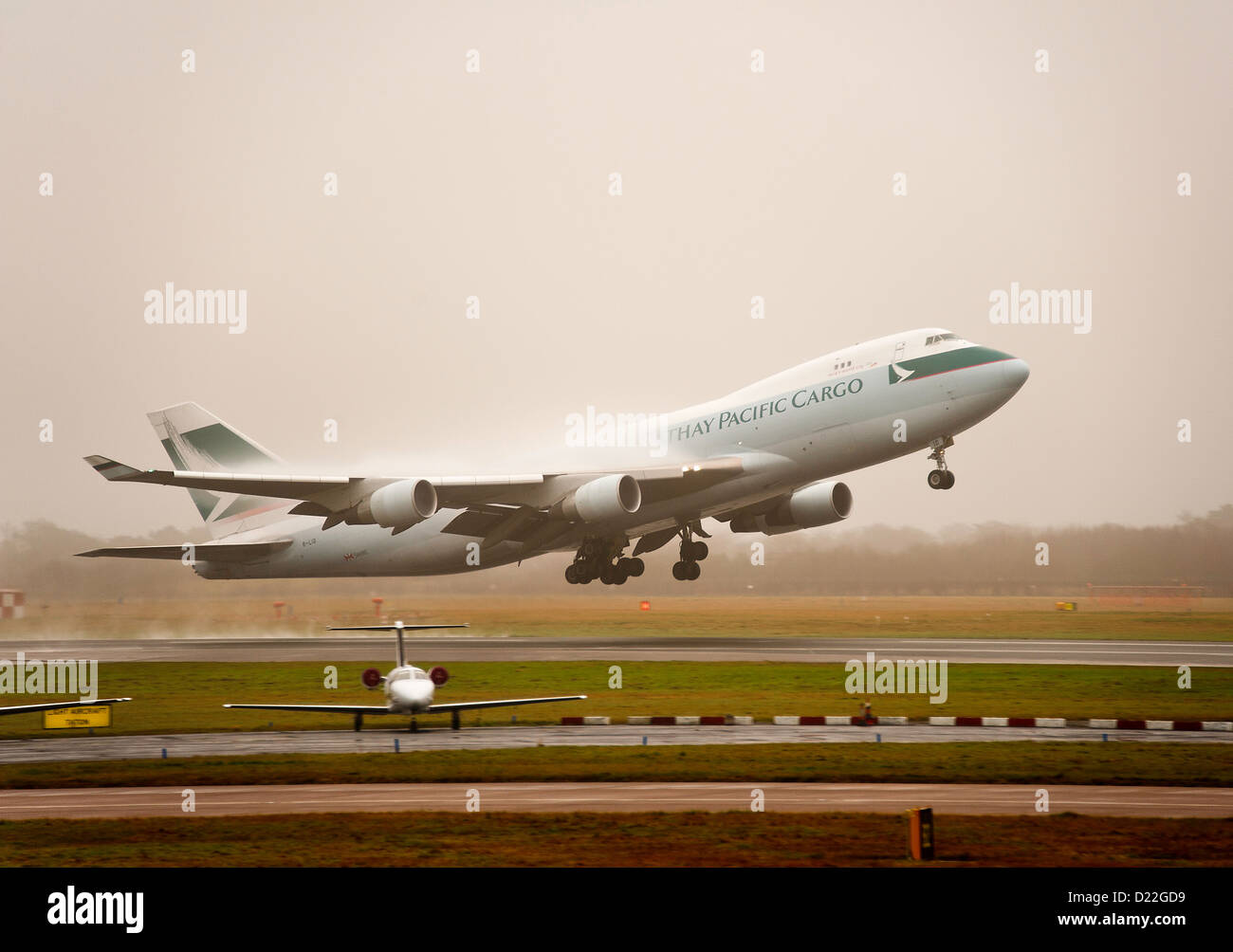 Cathay Pacific Airways Boeing 747-467F (ER) (SCD) avion cargo B-LID décollant dans le brouillard à l'aéroport de Manchester England UK Banque D'Images