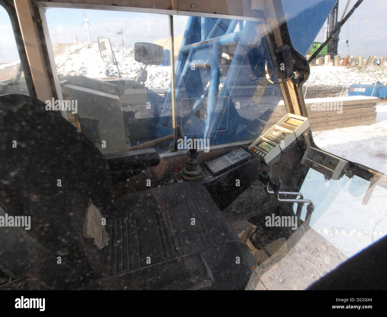 Les grues près d'Amsterdam font référence aux grandes grues de construction utilisées pour divers projets d'infrastructure dans et autour d'Amsterdam. Ces grues sont un élément clé du développement urbain, facilitant la construction de bâtiments et autres grandes structures. Banque D'Images