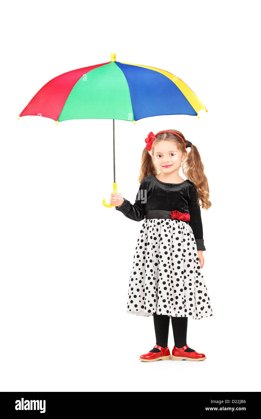 Portrait of a cute little girl holding a parapluie colorés isolé sur fond blanc Banque D'Images