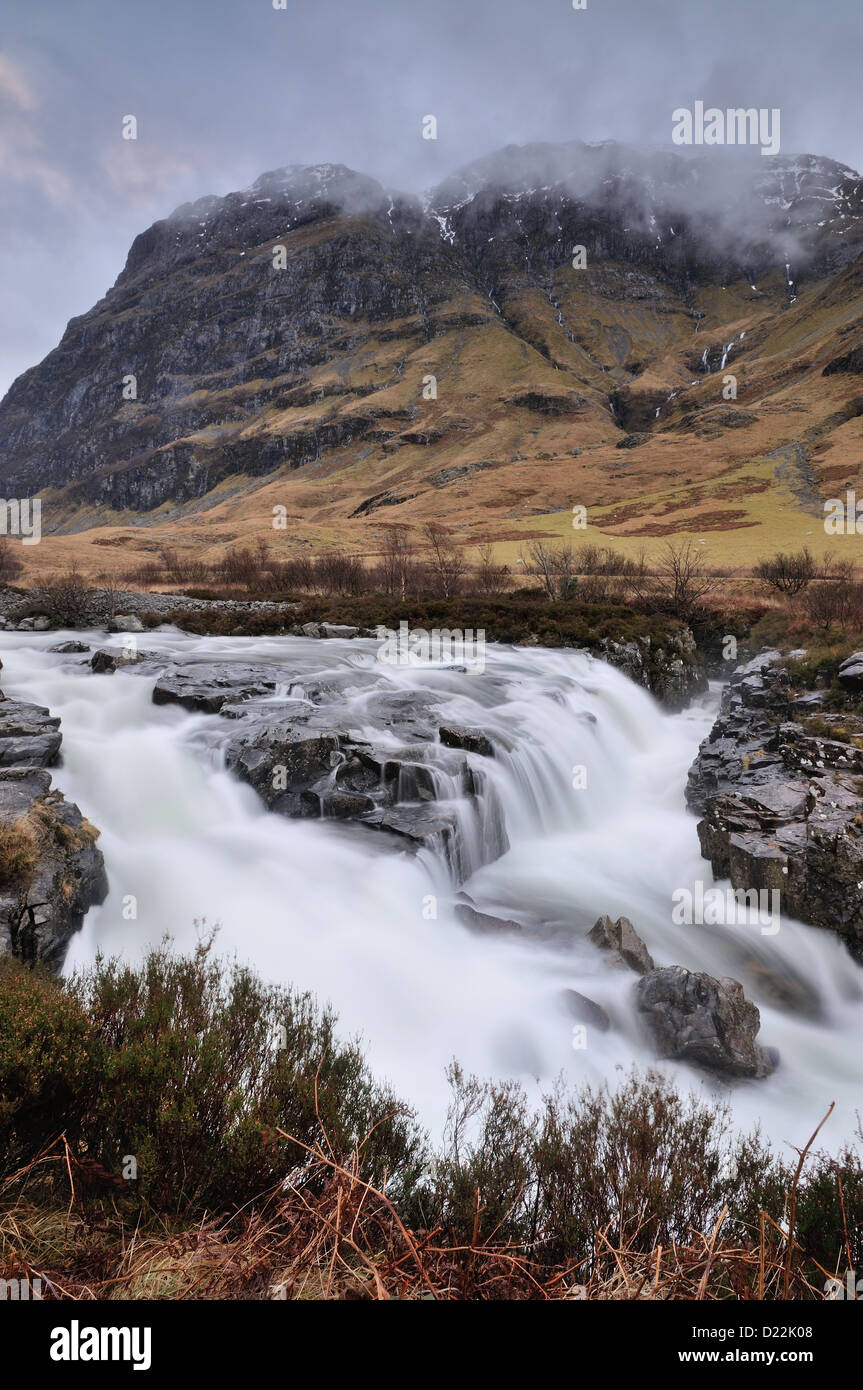 Cascades sur la rivière de l'Europe, avec l'Aonach Dubh en arrière-plan, Glencoe Banque D'Images