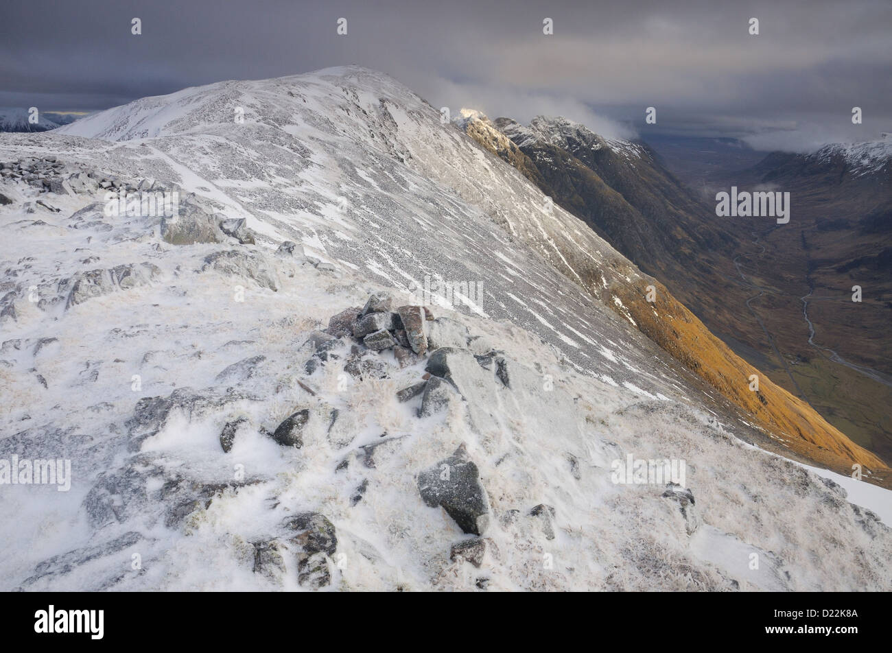 Vue vers l'Aonach eagach Sgorr Fiannaidh la crête de nam en hiver, Glencoe, les Highlands écossais Banque D'Images