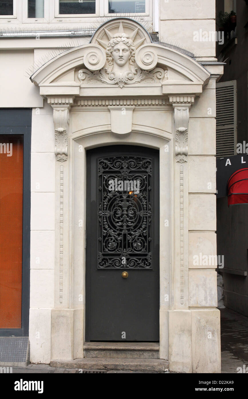 Vieille porte en métal noir à Paris, France Banque D'Images