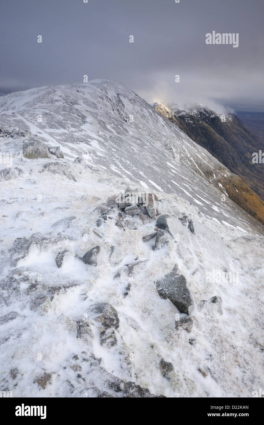 Vue vers l'Aonach eagach Sgorr Fiannaidh la crête de nam en hiver, Glencoe, les Highlands écossais Banque D'Images