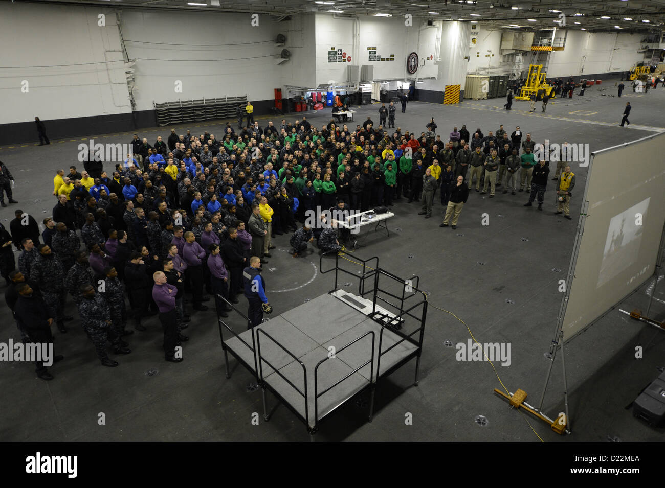 Les marins américains affectés au ministère de l'air assister à la formation de pilotage à bord du porte-avions USS George H. W. Bush (CVN 77) 12 janvier 2013. Le navire a pris part à la formation et qualifications de l'opérateur dans l'océan Atlantique. (U.S. Photo de la marine ) Banque D'Images