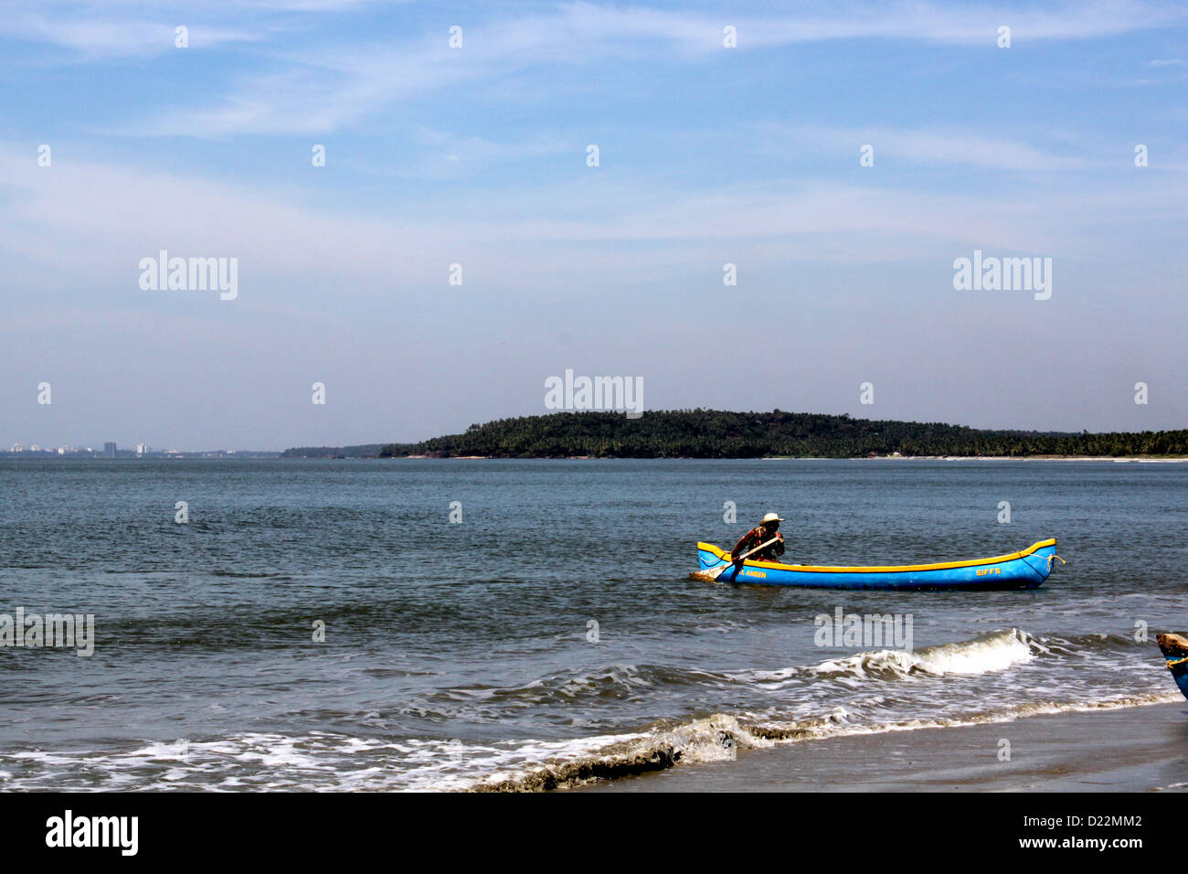 Un petit bateau près de la mer Kerala Inde Banque D'Images