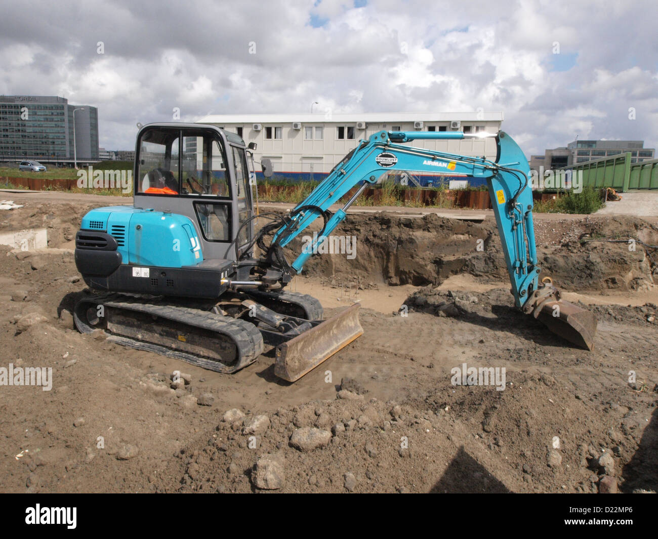 L'Airman AX30 est une mini-pelle conçue pour les travaux d'excavation, de levage et de terrassement. Il est couramment utilisé dans la construction et les projets à petite échelle en raison de sa conception compacte et de ses performances efficaces. Banque D'Images