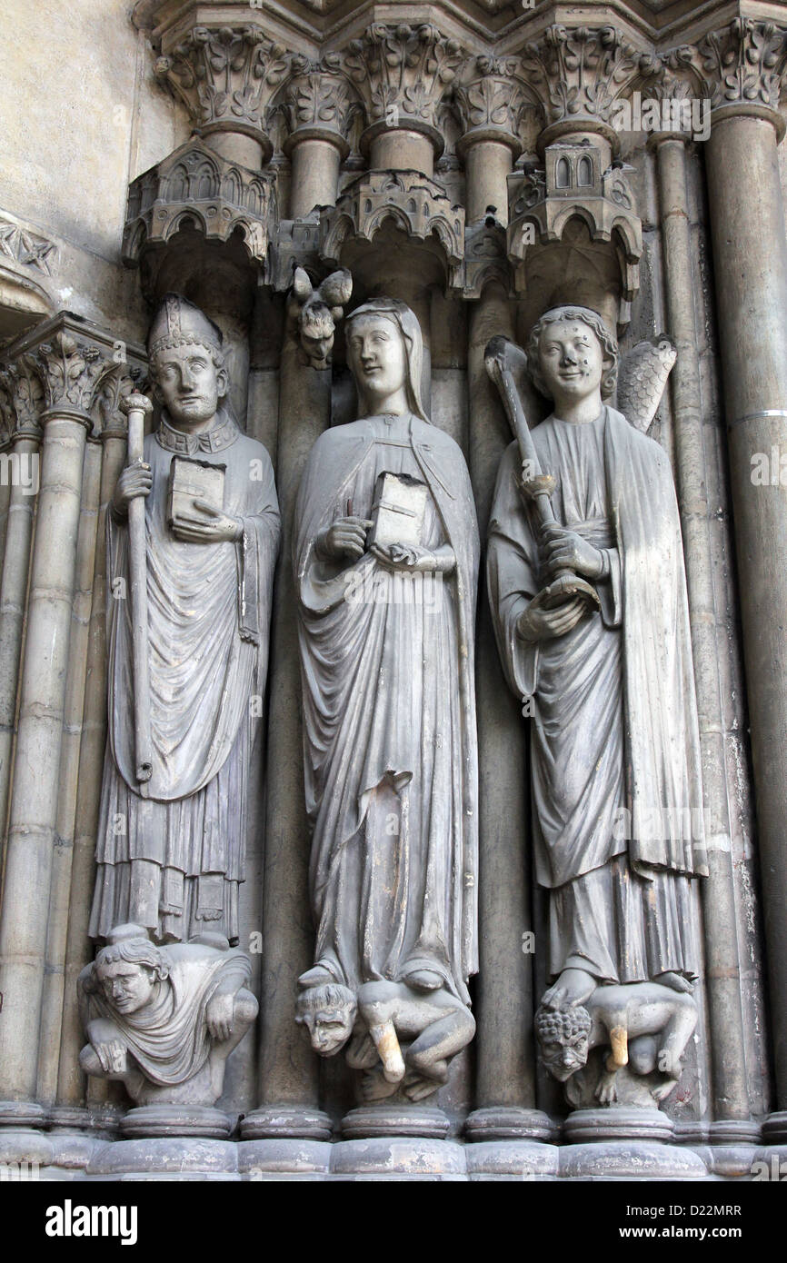 Statues de style gothique médiéval à l'entrée de Eglise Saint Germain l'Auxerrois à Paris, France. Banque D'Images