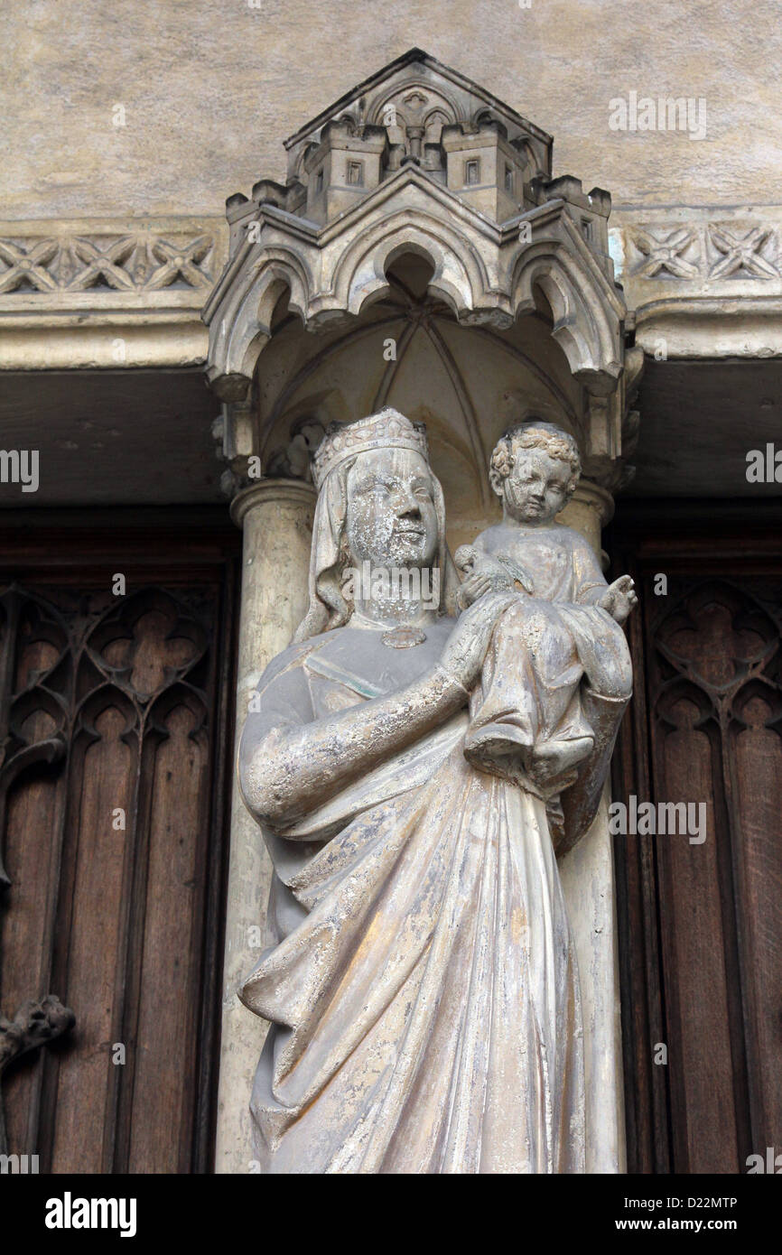 Vierge à l'enfant statue, Saint Germain l'Auxerrois, église, Paris Banque D'Images