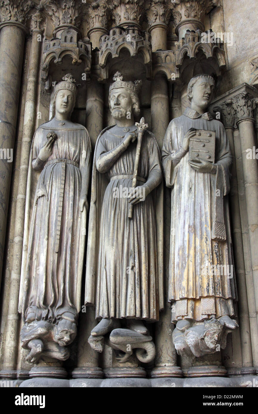 Statues de style gothique médiéval à l'entrée de Eglise Saint Germain l'Auxerrois à Paris, France. Banque D'Images