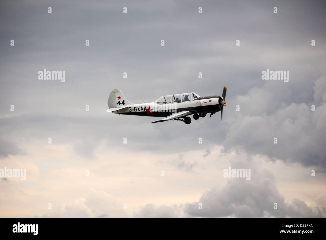 Yakovlev Yak-52, G-BXAF / 44 piloté par John Calverley Banque D'Images