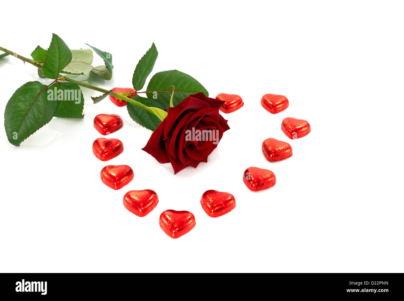 Rose rouge et chocolat en forme de coeur isolated on white Banque D'Images