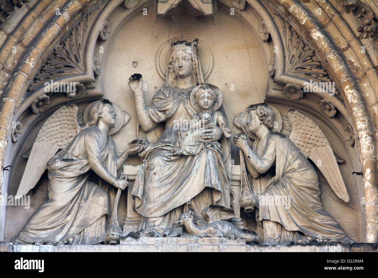 Vierge à l'enfant et deux anges, portail de l'église Saint Séverin, Paris, France Banque D'Images