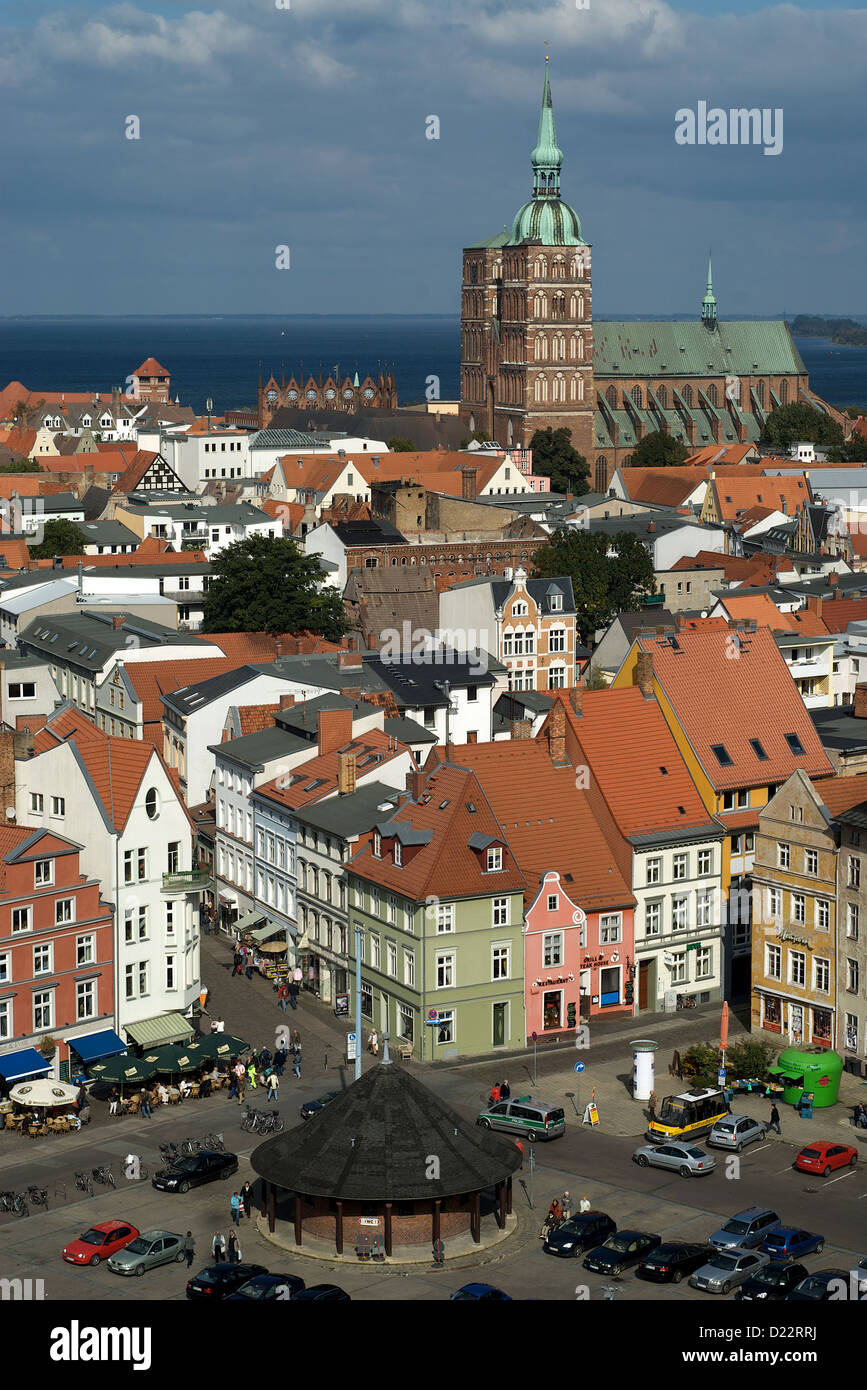 Stralsund, Allemagne, faits avec la Ville église Saint Nicolas et le Strelasund Banque D'Images