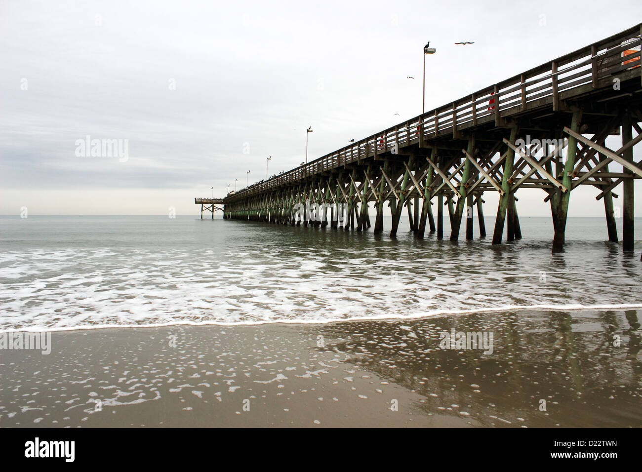 Un quai de pêche le long de la côte sud-est des États-Unis sur un hivers nuageux jour. Banque D'Images