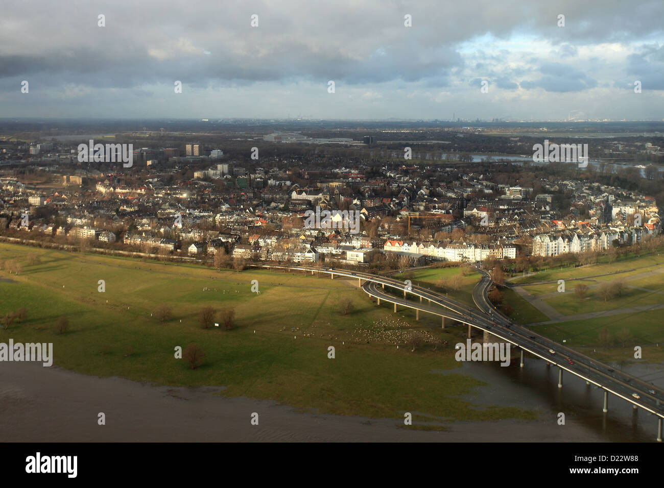 Vue depuis l'intérieur de la Rheinturm tour de télévision, Media Harbour, Düsseldorf City, Nord-Rhénanie-Westphalie, Allemagne, Europe Banque D'Images