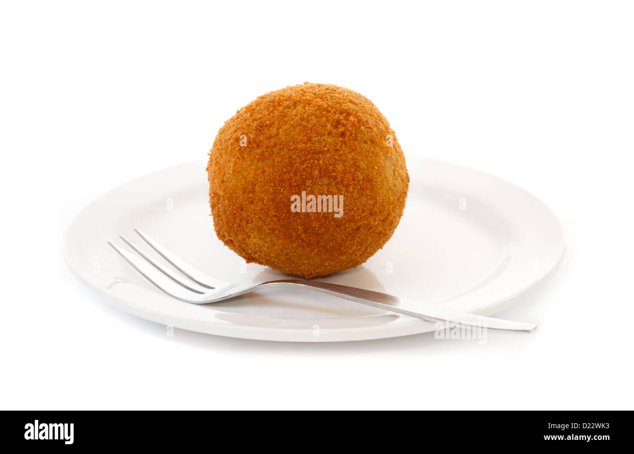 Egg ball (Eierbal), un snack populaire dans les Pays-Bas du Nord, servi sur une soucoupe Banque D'Images