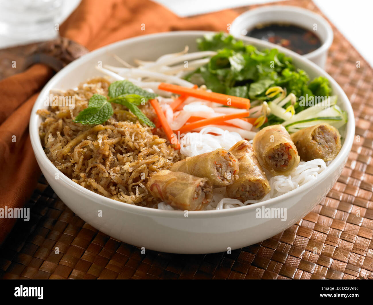 Bol de nouilles légumes vietnamiens Banque D'Images