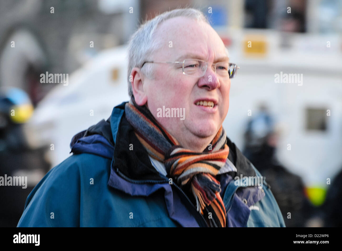 12 janvier 2013, Belfast, Irlande du Nord. Rev Mervyn Gibson tente de négocier entre manifestants et PSNI. Crédit : Stephen Barnes / Alamy Live News Banque D'Images