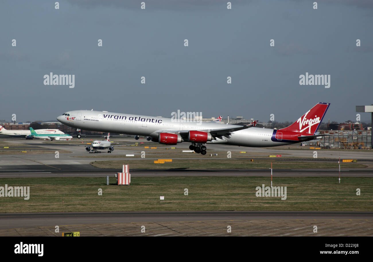 Virgin Atlantic, Airbus A430-600, "miss Behavin'' à l'atterrissage à l'aéroport London Heathrow Banque D'Images