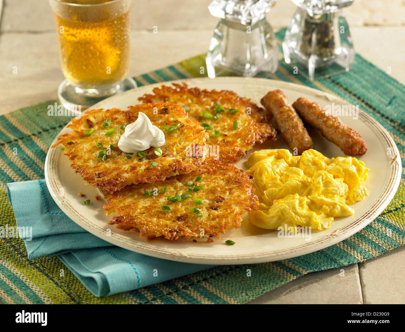 Crêpes aux pommes de terre avec des oeufs brouillés et des saucisses Banque D'Images