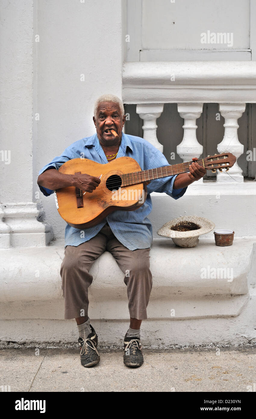 Homme avec un cigare jouant de la guitare, Quartier Tivoli, Santiago de Cuba Banque D'Images