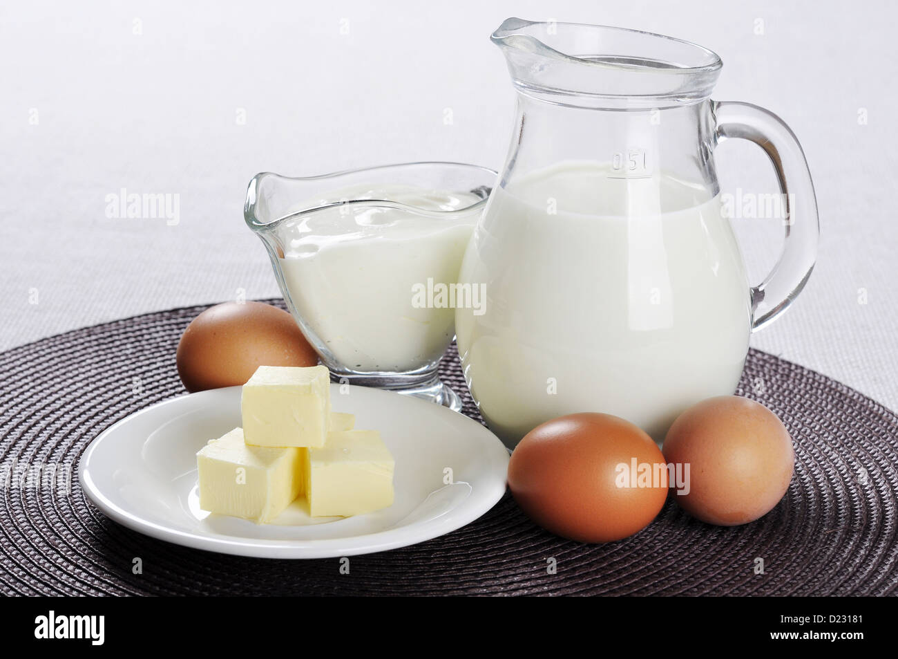 Produits laitiers : lait, beurre, oeufs, crème fraîche. Banque D'Images